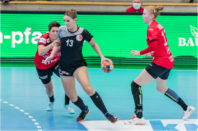 O pivô no handebol o laeral no balonmano